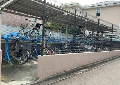 【駐輪場】 | ライオンズヒルズ町田第二 | 敷地内に用意された屋根付きの駐輪場・バイク置場スペース。自転車やお持ちのバイクを雨風から保護し快適に保管できます。相模原市南区鵜野森での毎日の通勤・通学やお買い物での移動にも大変便利な共用設備です。