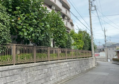 【庭】 | ライオンズヒルズ町田第二 | 1階住戸限定の17.78㎡の専用庭（月額530円）。ガーデニングやお子様のプール遊び、家族での日光浴など多彩な用途で活躍します。南東向きで陽当り良好なため、緑を楽しめる心豊かな暮らしが叶います。