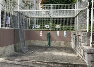 【設備】 | ライオンズヒルズ町田第二 | 日中のご不在時や入浴中・家事で手が離せない時間帯でも荷物を受け取れる宅配ボックスを完備。再配達の手間が省け、セキュリティ面でも安心してネットショッピングなどの荷物を受け取れる大変便利な設備です。