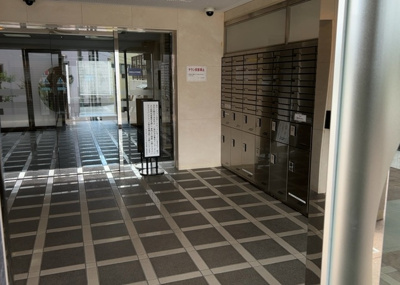 【ロビー】 | ライオンズヒルズ町田第二 | ゆとりある佇まいを見せる1階共用ラウンジ空間。居住者同士の歓談や、急な来客対応など多様な用途に対応できる落ち着いたスペースです。外壁タイル張りの高級感あふれる内装で心地よい空間を形成しています。