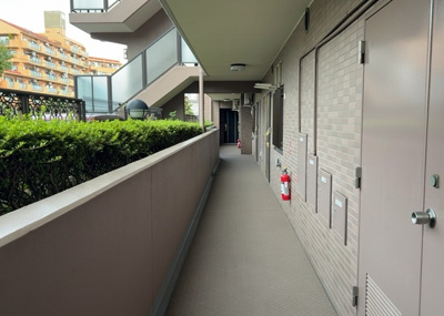 【その他共用部分】 | ライオンズヒルズ町田第二 | エレベーターが設置されており、高齢の方やお買い物の荷物が多い際もスムーズに移動できる共用廊下。総戸数52戸の落ち着いた規模感で、管理が行き届いた清潔で静かな共用スペースが保たれています。