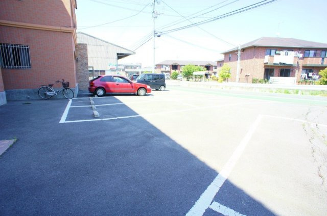 ルネス荒木二番館の駐車場|駐車場です