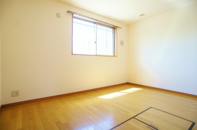 ルネス荒木二番館の洋室|きれいな洋室です