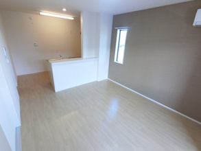 【居間・リビング】 | ※角部屋の写真です、側面の窓はございません