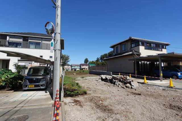 川越市的場　売地　全４区画の前面道路含む現地写真