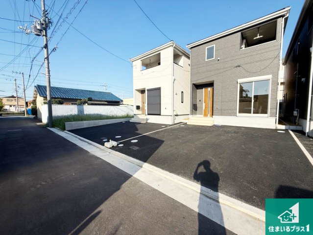17(土)18(日)現地説明会！◆八尾市太田　第3期　新築一戸建ての前面道路含む現地写真|周辺は閑静な住宅街！前面道路広々で車の出し入れも便利です。駐車が苦手な方でも安心して車庫入れできます！