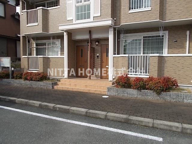 クラールＢのエントランス|最上階の角部屋に空き予定です！