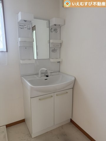 熊谷市上之　中古戸建の独立洗面台|洗面台にも収納スペースを完備
日々使うものは収納できます！ナチュラルな色合いで清潔感と落ち着きのある空間♪