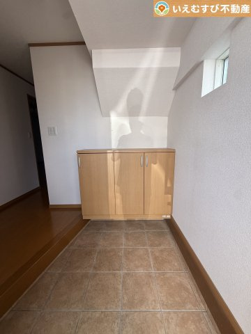 熊谷市上之　中古戸建の玄関|圧迫感の無いシューズボックス
高さは無くても収納力はばっちり。玄関がすっきり片付くので快適ですね！
