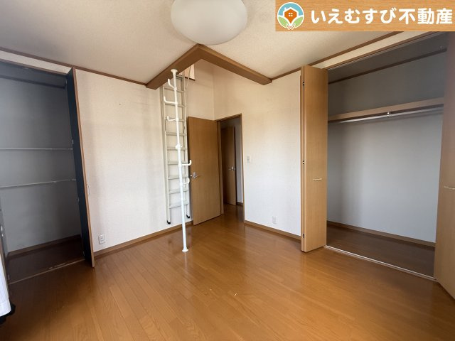 熊谷市上之　中古戸建の洋室|ナチュラルな色合いが落ち着くお部屋
シンプルな内装のお部屋なので自分でコーディネートしても楽しそうですね♪