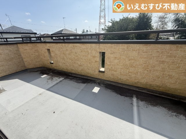 熊谷市上之　中古戸建のバルコニー|ゆとりの広さのバルコニー
南向きで採光たっぷりなのでお洗濯ものが乾きやすい♪おふとんを干すにも余裕の広さ！