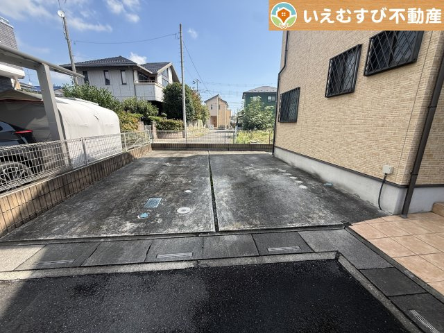 熊谷市上之　中古戸建の駐車場|2台駐車可能なスペース完備
しっかり舗装してある駐車スペースで天気が悪く足元が悪い日でも乗り降りしやすい♪
