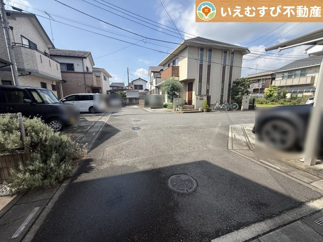 熊谷市上之　中古戸建の前面道路含む現地写真|充分な広さの前面道路
間口が広くお車の出し入れも問題なく行えるスペースが確保されています♪