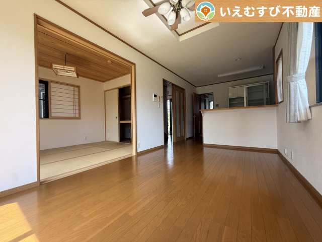 熊谷市上之　中古戸建の居間・リビング|自然光で満たされる明るく開放感溢れるリビング
たっぷりの採光で明るい空間。家族みんなでくつろげます♪