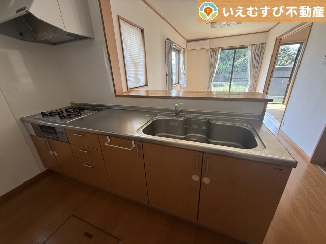 熊谷市上之　中古戸建のキッチン|機能性収納性に溢れるキッチン
収納もたっぷり付いていてすっきり片付く！毎日楽しくお料理が出来そうです！