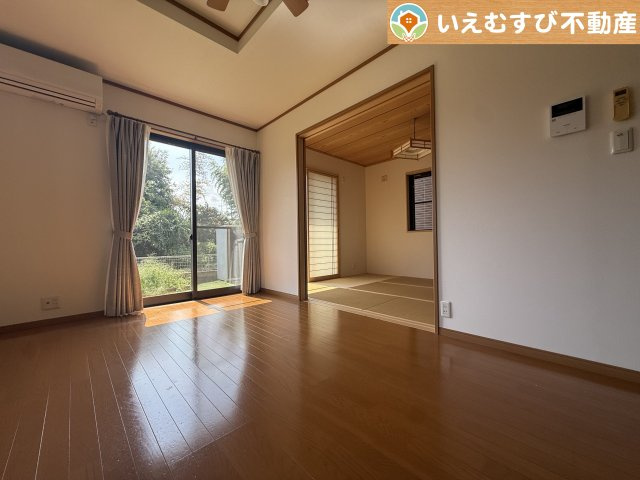 熊谷市上之　中古戸建の居間・リビング|ナチュラルな色合いで落ち着いた印象のリビングダイニング
ぬくもりのあるナチュラルな空間。グリーンを飾っても相性が良さそうですね♪