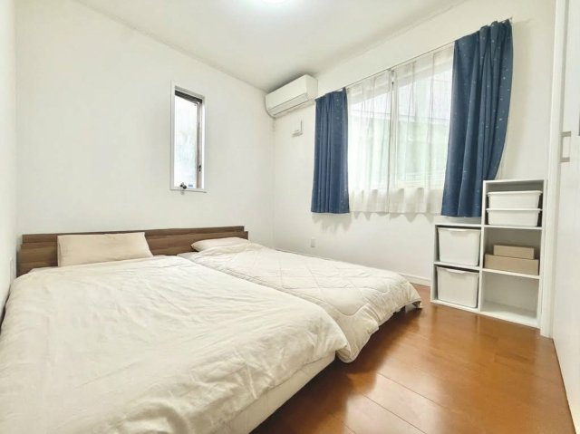 宮前区神木本町　中古戸建の洋室|ナチュラルなフローリングが温かみを感じさせる落ち着いた室内です。