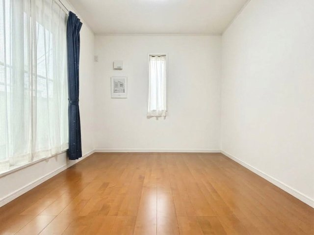 宮前区神木本町　中古戸建の洋室|コンパクトながら機能性に優れ、日常使いに配慮された快適な空間です。