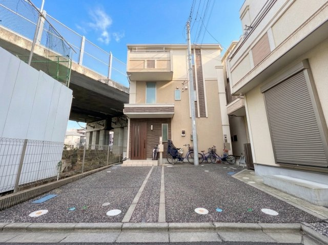 宮前区神木本町　中古戸建の前面道路含む現地写真|穏やかな暮らしを彩る、品のある佇まい