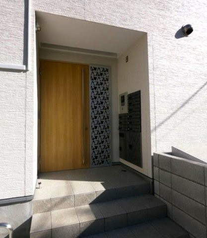 草加市谷塚町のアパートのエントランス