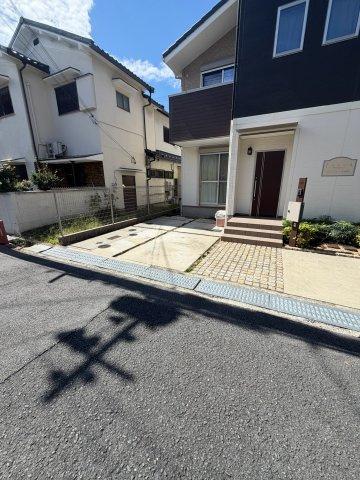 コンフォール昭栄の駐車場|車をお持ちの方に嬉しい駐車場付きの物件です