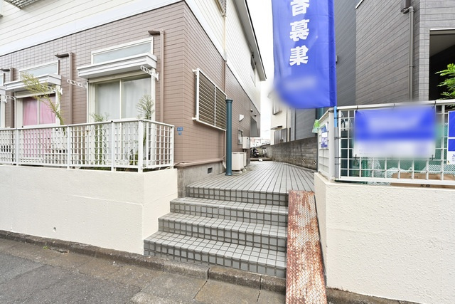 藤沢市弥勒寺１丁目のアパートのエントランス