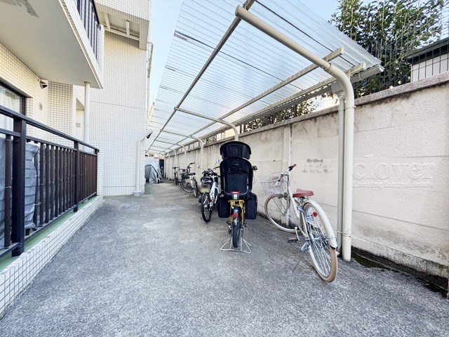 【駐輪場】 | メゾン万里下北沢 | 自転車置き場。マンションの共用部にあたります。空きの有無や駐輪料金、各戸の台数制限などについては、改めてお問い合わせください。～即日のご見学可能～　お問合せはお気軽にどうぞ。
