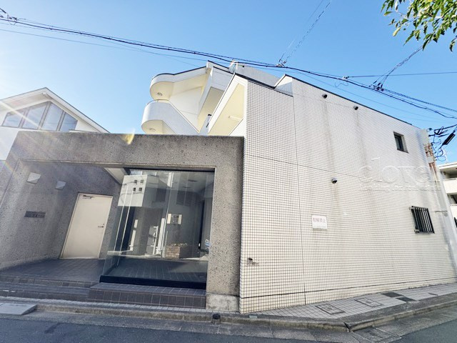 【外観】 | メゾン万里下北沢 | 青空によく映える建物です。手入れの行き届いた外壁やマンション正面エントランスなど、綺麗な姿をぜひ一度、現地にてご覧ください。～即日のご見学可能～　お問合せはお気軽にどうぞ。
