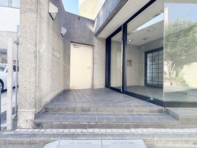 【エントランス】 | メゾン万里下北沢 | マンションの正面エントランス。出入りする人間を癒してくれるマンション入り口であり、その建物の「顔」でもあります。～即日のご見学可能～　お問合せはお気軽にどうぞ。
