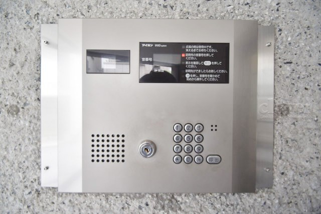 【防犯設備】 | メゾン万里下北沢 | 部外者の出入りを規制するオートロックの操作盤。「マンションに欲しいセキュリティ」の筆頭格です。これがあるだけで、安心感はひときわ増します。～即日のご見学可能～　お問合せはお気軽にどうぞ。
