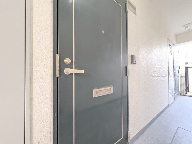【その他共用部分】 | メゾン万里下北沢 | 皆様をお迎えする、お部屋の玄関ドア。開けやすさや開放角度、ドアノブの操作しやすさや鍵の形状などを、現地で一度ご確認ください。～即日のご見学可能～　お問合せはお気軽にどうぞ。
