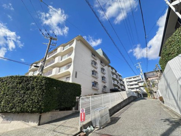日商岩井芦屋翠ヶ丘マンションの外観|専用庭付4方角部屋4LDK。複合施設「夙川グリーンプレイス」まで徒歩3分。