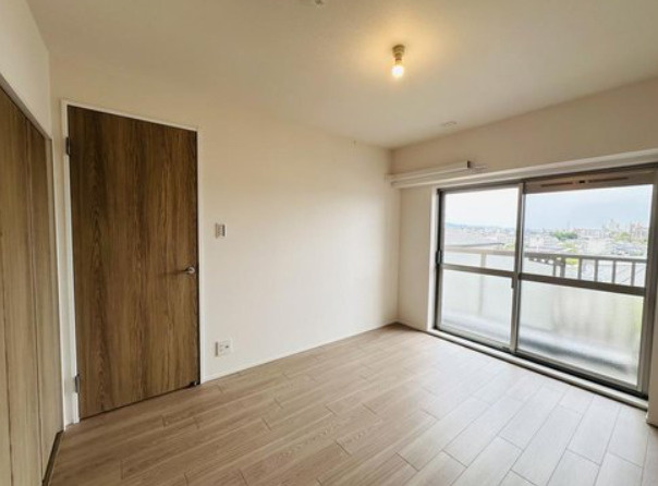 日商岩井芦屋翠ヶ丘マンションの洋室|洋室約5.3帖　バルコニーに面した明るい洋室　クローゼットあり