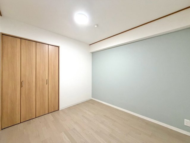 エクセランス向日町の洋室|【洋室】
アクセントクロスと木目調の建具が調和した洋室。クローゼット付きで、衣類や荷物もすっきり収納できます♪

室内（2026年9月）撮影