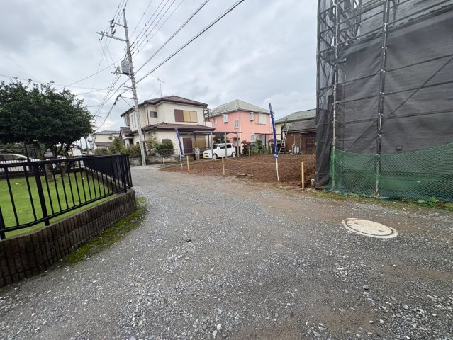 坂戸市塚越　建築条件なし　「若葉駅」徒歩29分　敷地46坪　【勝呂小学区】の前面道路含む現地写真