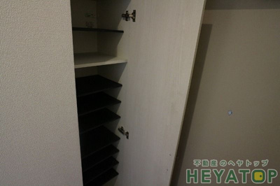 【玄関】 | REGALEST堀田【名古屋市賃貸・ネット無料】 | シューズボックス付き玄関（同仕様写真）