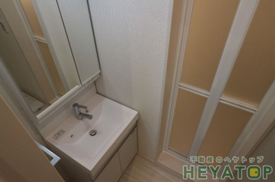 【洗面所】 | REGALEST堀田【名古屋市賃貸・ネット無料】 | 忙しい朝の身支度に便利なシャワー付き洗面化粧台（同仕様写真）