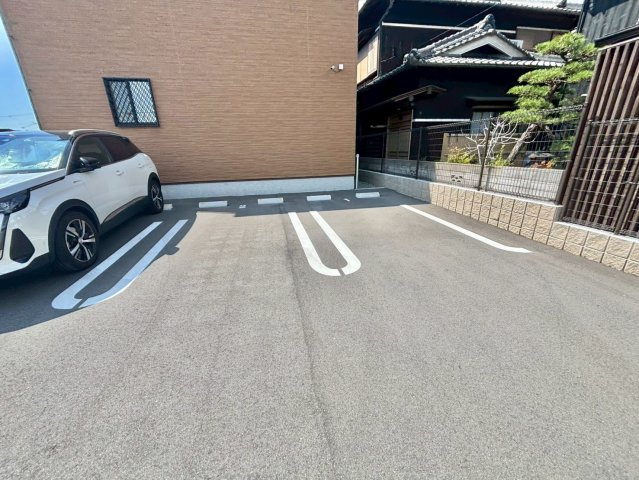 フローリッシュ・メゾン　中野田の駐車場