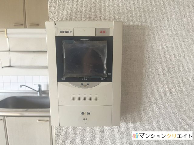 信開ベルシー日光の防犯設備|リビング入り口にあるモニター付きインターホン