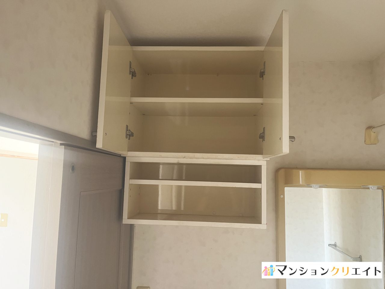 信開ベルシー日光の収納|洗面の上の吊戸棚