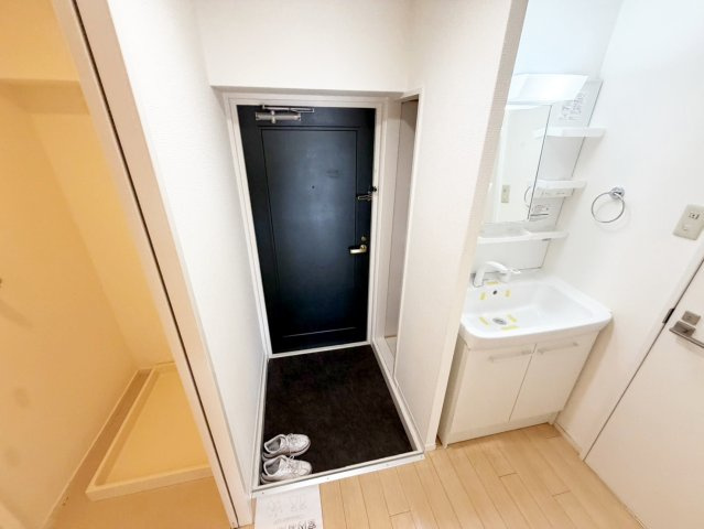 三恵上新庄ハイツの玄関