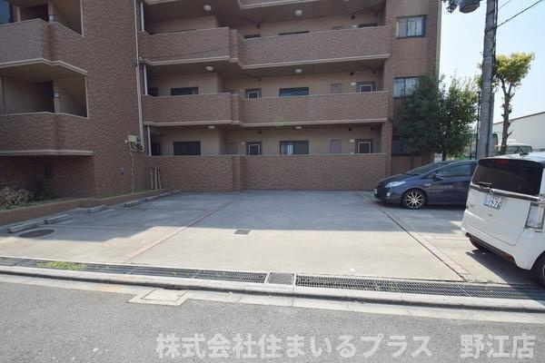 センチュリー壱番館の駐車場