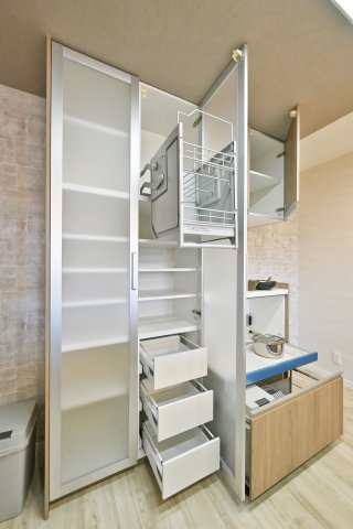 神戸市灘区国玉通1丁目新築一戸建て全3区画│2SLDK+駐車1台可のキッチン|－同社施工例-大きなポイントとなるパナソニック製カップボード。見た目が美しいのはもちろん、ソフトモーションのプルダウンストレージと引き出し、ラッチ付きのごみ箱収納に電源付スライドボードなど高機能な設備