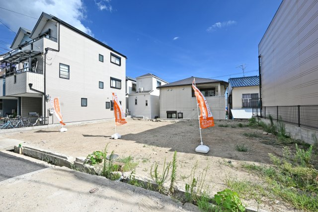神戸市灘区国玉通1丁目新築一戸建て全3区画│2SLDK+駐車1台可の前面道路含む現地写真|全3区画の新築戸建が誕生する現地。3区画が並ぶ配置で、建築前の今は敷地全体の広がりや区画ごとの位置関係も分かりやすくご覧いただけます。完成後の街並みも楽しみな全3邸です。