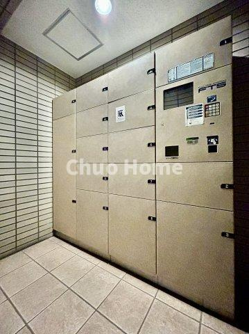 ライオンズプラザ西大島駅前の設備|【宅配ボックス】在宅時・不在時に関わらず、居住者の代わりに非対面で宅配物を受け取ってくれる便利な設備です。わかりやすくご説明致しますので見学時にはお部屋だけではなく共用部分もぜひチェックしてください。