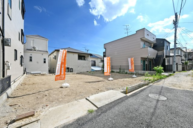 神戸市灘区国玉通1丁目新築一戸建て全3区画│2SLDK+駐車1台可の外観|3区画の新築戸建が誕生！落ち着いた住宅街に位置し、これから3邸が並ぶ街並みも楽しみな現地です。建物完成前の今だからこそ、敷地の配置や前面道路、周辺の街並みまで、現地で住環境をお確かめいただけます。