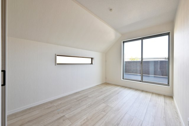 神戸市灘区国玉通1丁目新築一戸建て全3区画│2SLDK+駐車1台可の洋室|-同社施工例- 1階の洋室は、家族構成に合わせて子ども部屋や書斎にも使いやすい一室。窓を3か所に設けているため、自然光を取り込みやすく、落ち着いて過ごせる空間です。