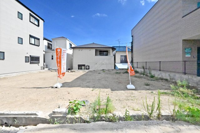 神戸市灘区国玉通1丁目新築一戸建て全3区画│2SLDK+駐車1台可の前面道路含む現地写真|B・C号地の現地写真です。周辺は戸建住宅が並ぶ落ち着いた住宅街。建築前の今は敷地の様子も分かりやすく、実際の広さや周辺の雰囲気も現地でご覧いただけます。