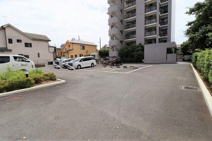 アーバンクレストの駐車場
