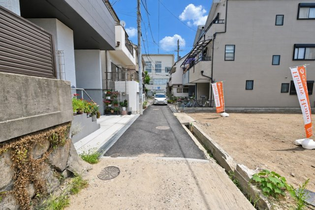 神戸市灘区国玉通1丁目新築一戸建て全3区画│2SLDK+駐車1台可の前面道路含む現地写真|北側約4.0mの前面道路を含む現地の様子です。